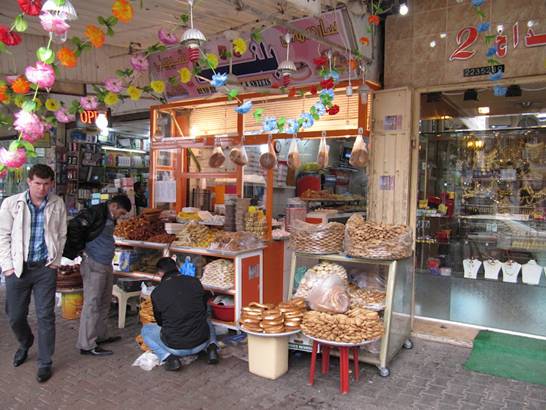 A-vendor-selling-traditional-Kurdish-sweets-in-Qaysari-Bazaar.-Photo-travelmap.nl