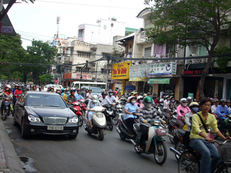 Ho-Chi-Minh-Citys-street-always-full-of-motorcycles